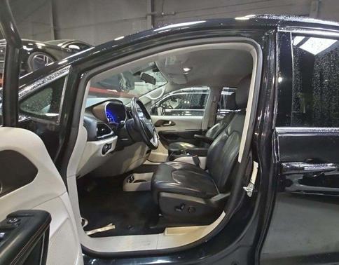 Brilliant Black Crystal Pearlcoat 2018 Chrysler Pacifica Touring-L