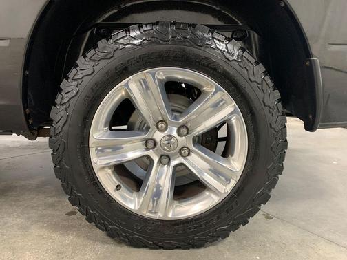 Brilliant Black Crystal Pearlcoat 2018 RAM 1500 Sport