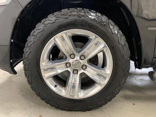 Brilliant Black Crystal Pearlcoat 2018 RAM 1500 Sport