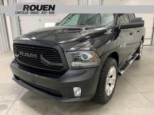 Brilliant Black Crystal Pearlcoat 2018 RAM 1500 Sport