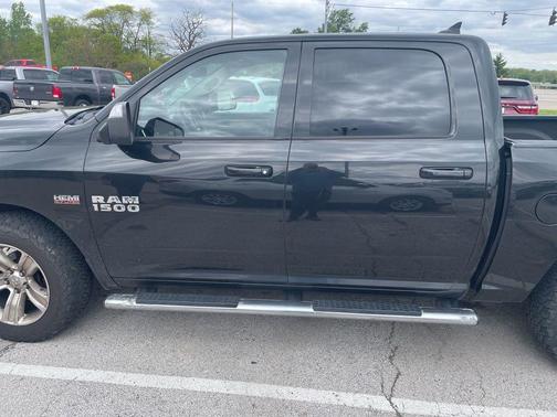 Brilliant Black Crystal Pearlcoat 2018 RAM 1500 Sport
