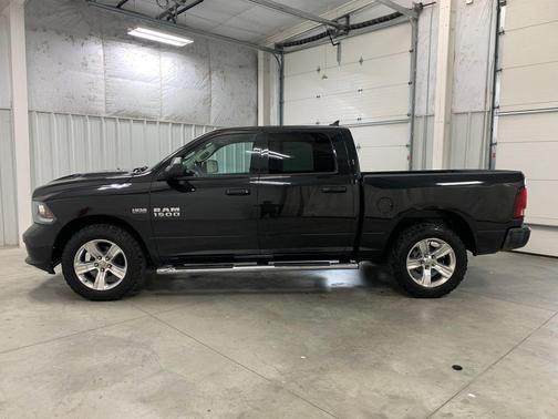 Brilliant Black Crystal Pearlcoat 2018 RAM 1500 Sport