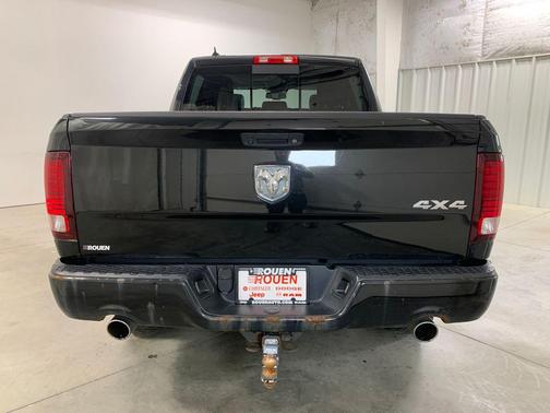 Brilliant Black Crystal Pearlcoat 2018 RAM 1500 Sport