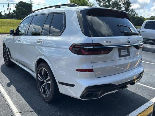 2023 BMW X7 M60i