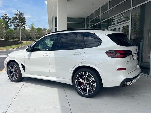 Mineral White Metallic 2026 BMW X5 PHEV xDrive50e