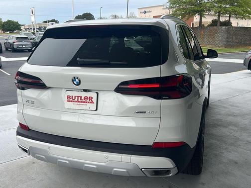 Mineral White Metallic 2026 BMW X5 xDrive40i
