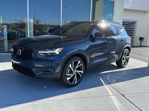 2022 Volvo XC40 T5 R-Design