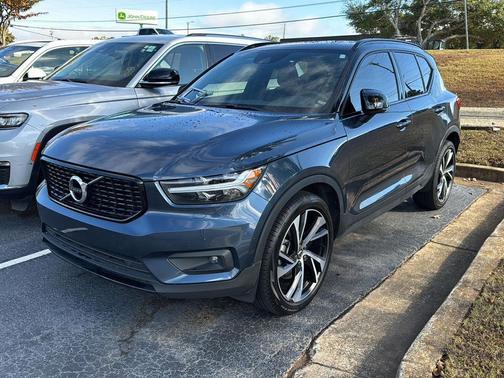2022 Volvo XC40 T5 R-Design