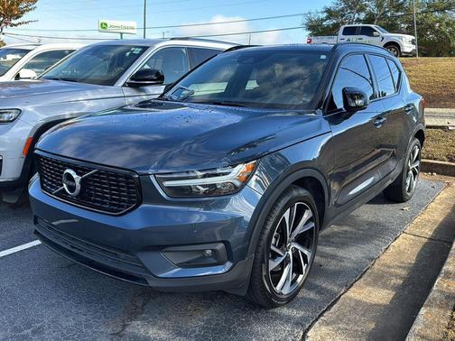 2022 Volvo XC40 T5 R-Design