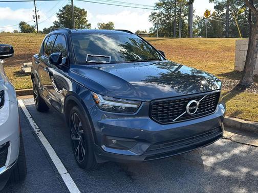 2022 Volvo XC40 T5 R-Design