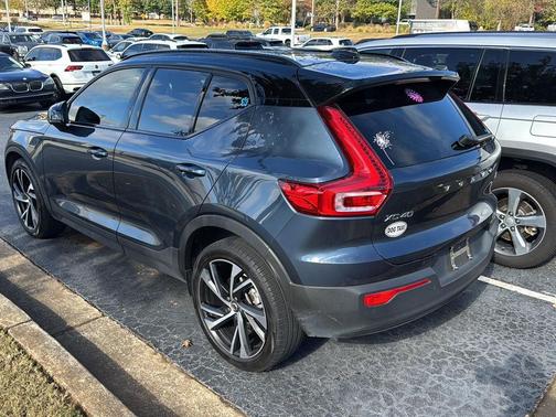 2022 Volvo XC40 T5 R-Design