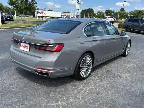2022 BMW 740 i