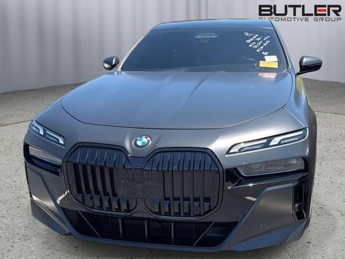 Black Sapphire Metallic 2023 BMW 740 i