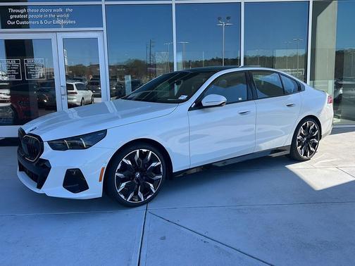 Alpine White 2026 BMW 530 530i