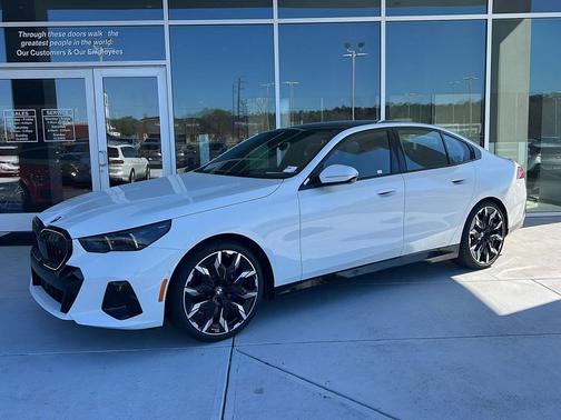 Alpine White 2026 BMW 530 530i