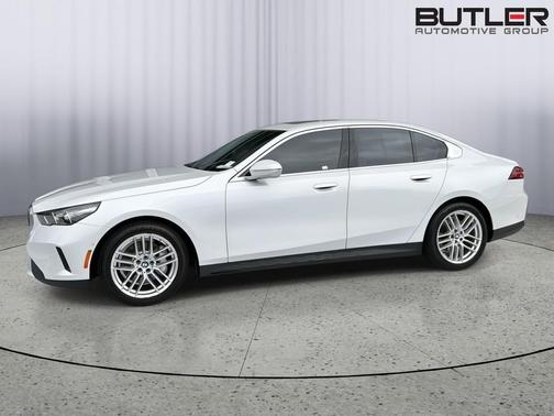 Mineral White Metallic 2024 BMW 530 530i