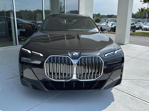 2025 BMW 740 i
