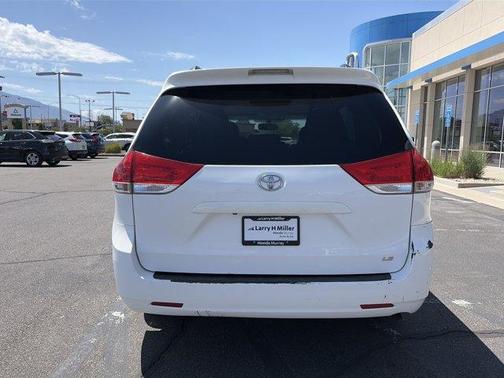 Super White 2013 Toyota Sienna LE
