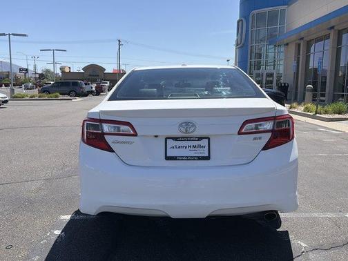 Super White 2014 Toyota Camry SE