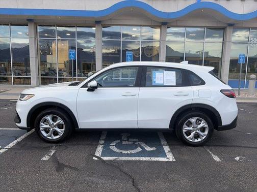 Platinum White Pearl 2024 Honda HR-V LX