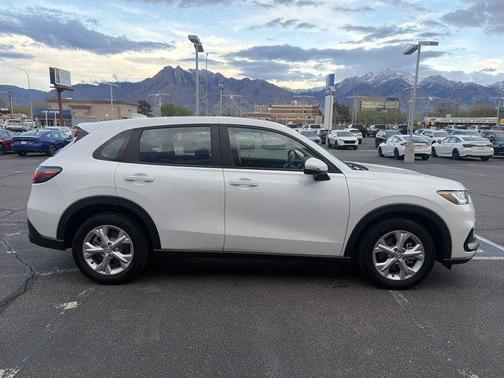 Platinum White Pearl 2024 Honda HR-V LX