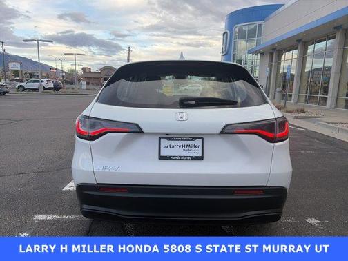 Platinum White Pearl 2024 Honda HR-V LX