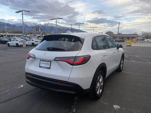 Platinum White Pearl 2024 Honda HR-V LX