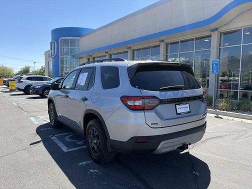 Lunar Silver Metallic 2025 Honda Pilot TrailSport