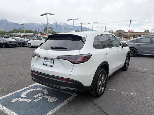 Platinum White Pearl 2027 Honda HR-V LX