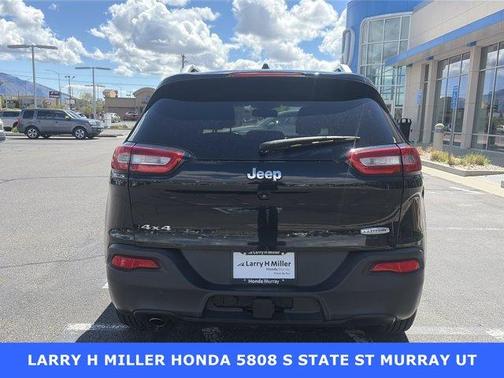 Brilliant Black Crystal Pearlcoat 2016 Jeep Cherokee Latitude