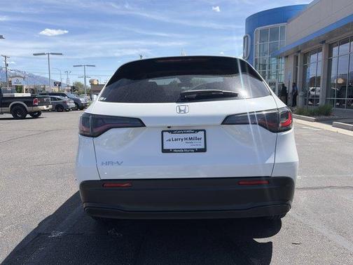 Platinum White Pearl 2027 Honda HR-V LX