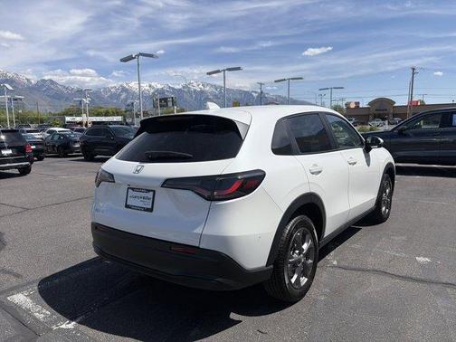 Platinum White Pearl 2027 Honda HR-V LX