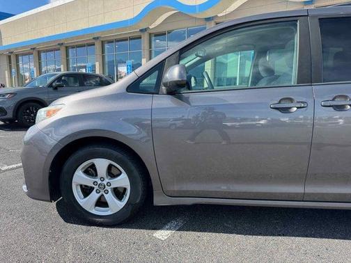 2019 Toyota Sienna LE