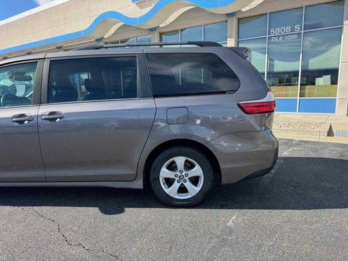 2019 Toyota Sienna LE
