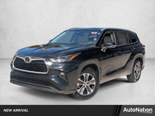 Midnight Black Metallic 2023 Toyota Highlander XLE