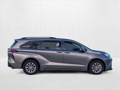 2022 Toyota Sienna LE