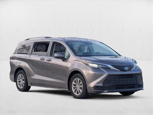 2022 Toyota Sienna LE