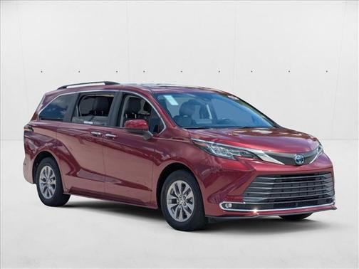2022 Toyota Sienna XLE 8 Passenger