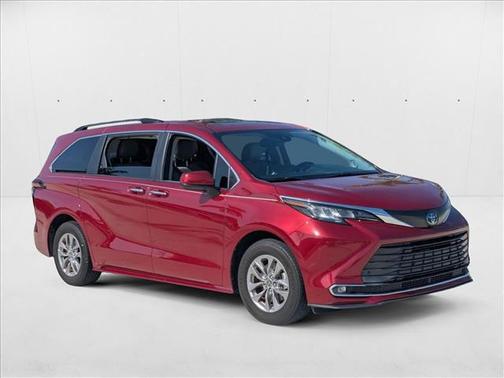 2022 Toyota Sienna XLE 8 Passenger
