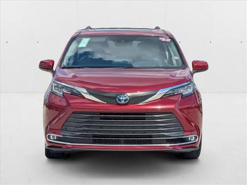 2022 Toyota Sienna XLE 8 Passenger