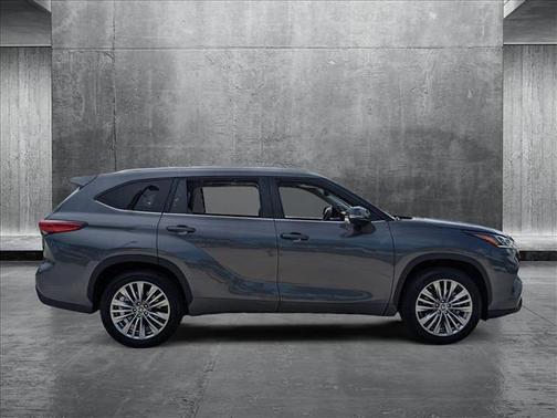 2023 Toyota Highlander Hybrid Platinum
