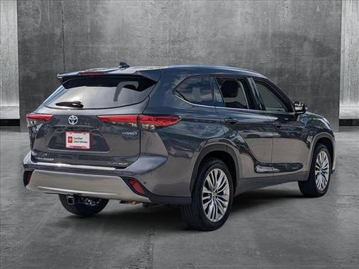 2023 Toyota Highlander Hybrid Platinum
