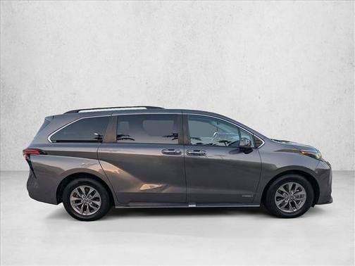 2021 Toyota Sienna XLE 8 Passenger