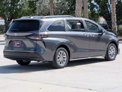 2025 Toyota Sienna XLE