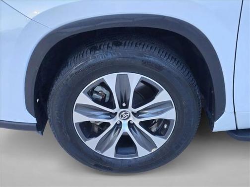 Wind Chill Pearl 2023 Toyota Highlander XLE