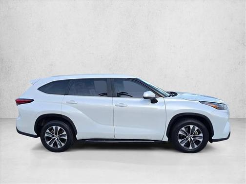 Wind Chill Pearl 2023 Toyota Highlander XLE