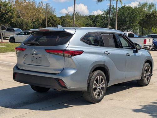 Moon Dust 2021 Toyota Highlander XLE