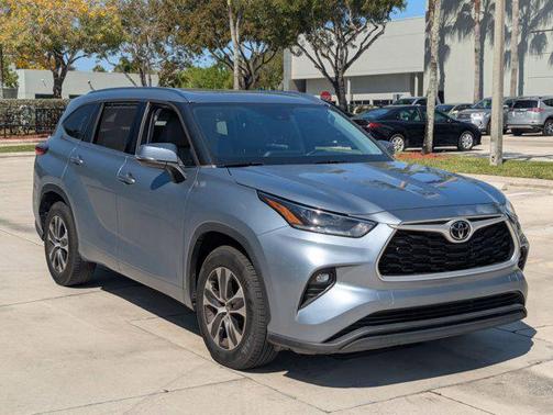 Moon Dust 2021 Toyota Highlander XLE