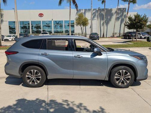 Moon Dust 2021 Toyota Highlander XLE