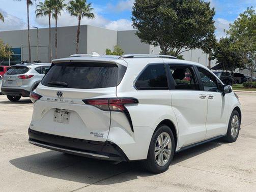 Wind Chill Pearl 2022 Toyota Sienna Platinum